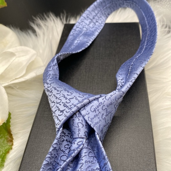 GUCCI SILK TIE 100% silk, GUCCI LOGO throughout, New Unbranded Tie Box ! - Picture 10 of 12